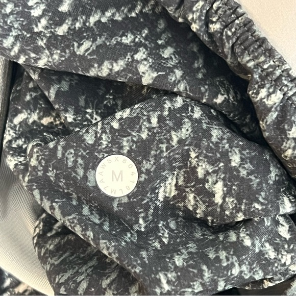 Lululemon T.H.E. Linerless Short 9" in Bleached Herringbone Multi Size Medium - Picture 8 of 14